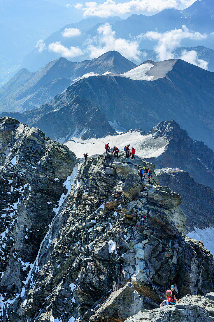 Bergsteiger steigen über Normalweg zum Großglockner auf, Großglockner, Hohe Tauern, Osttirol, Österreich