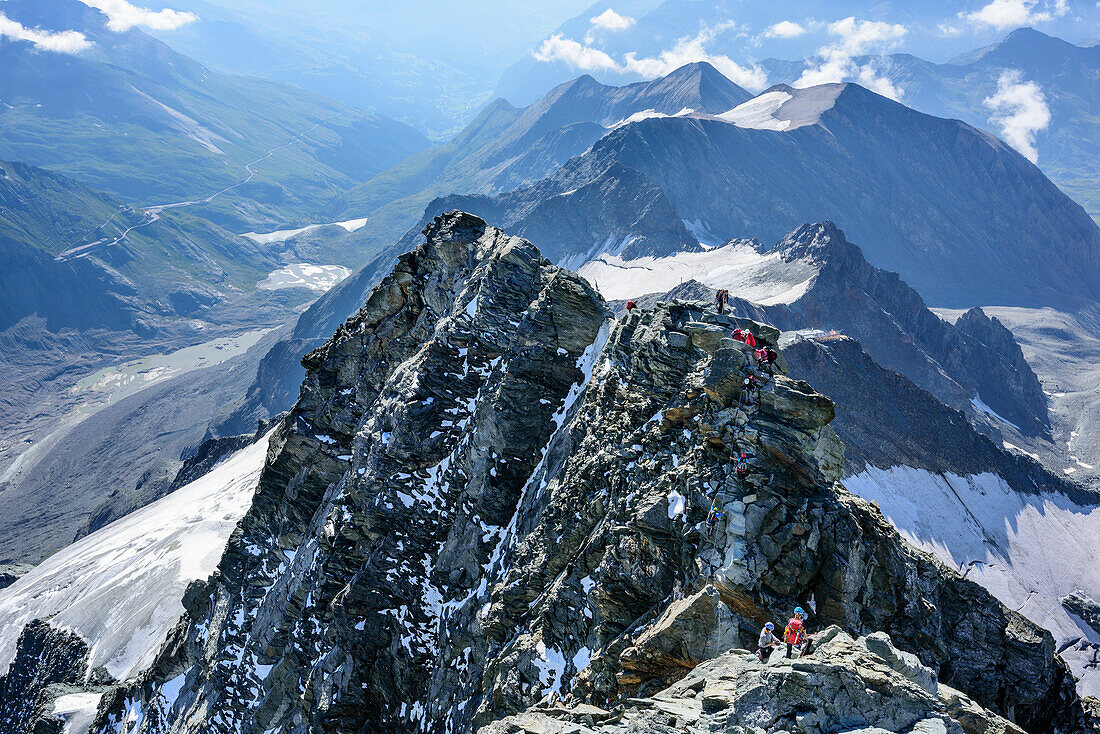 Bergsteiger steigen über Normalweg zum Großglockner auf, Großglockner, Hohe Tauern, Osttirol, Österreich