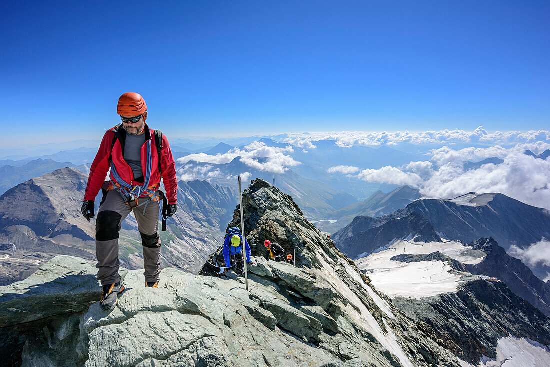 Bergsteiger steigen über Normalweg zum Großglockner auf, Großglockner, Hohe Tauern, Osttirol, Österreich