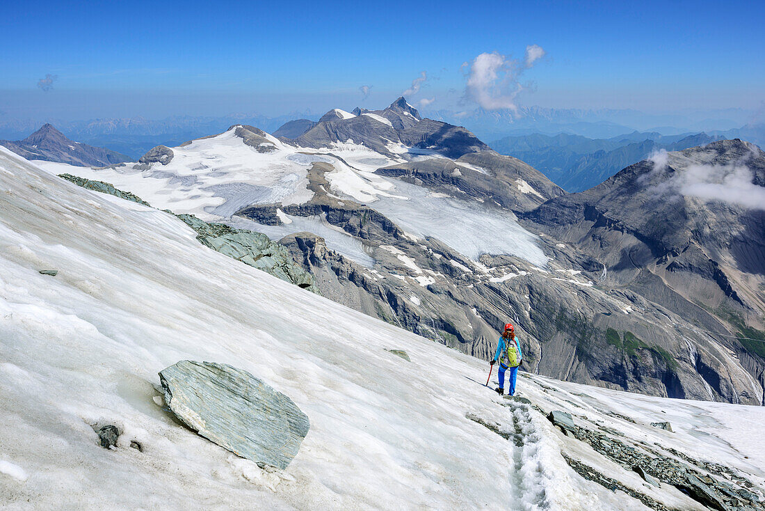 Frau steigt über Normalweg vom Großglockner ab, Großglockner, Hohe Tauern, Osttirol, Österreich