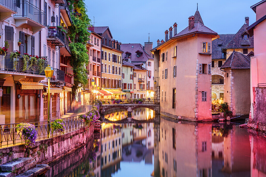 Kanal mit beleuchteten Häusern in der Altstadt von Annecy, Annecy, Hochsavoyen, Frankreich
