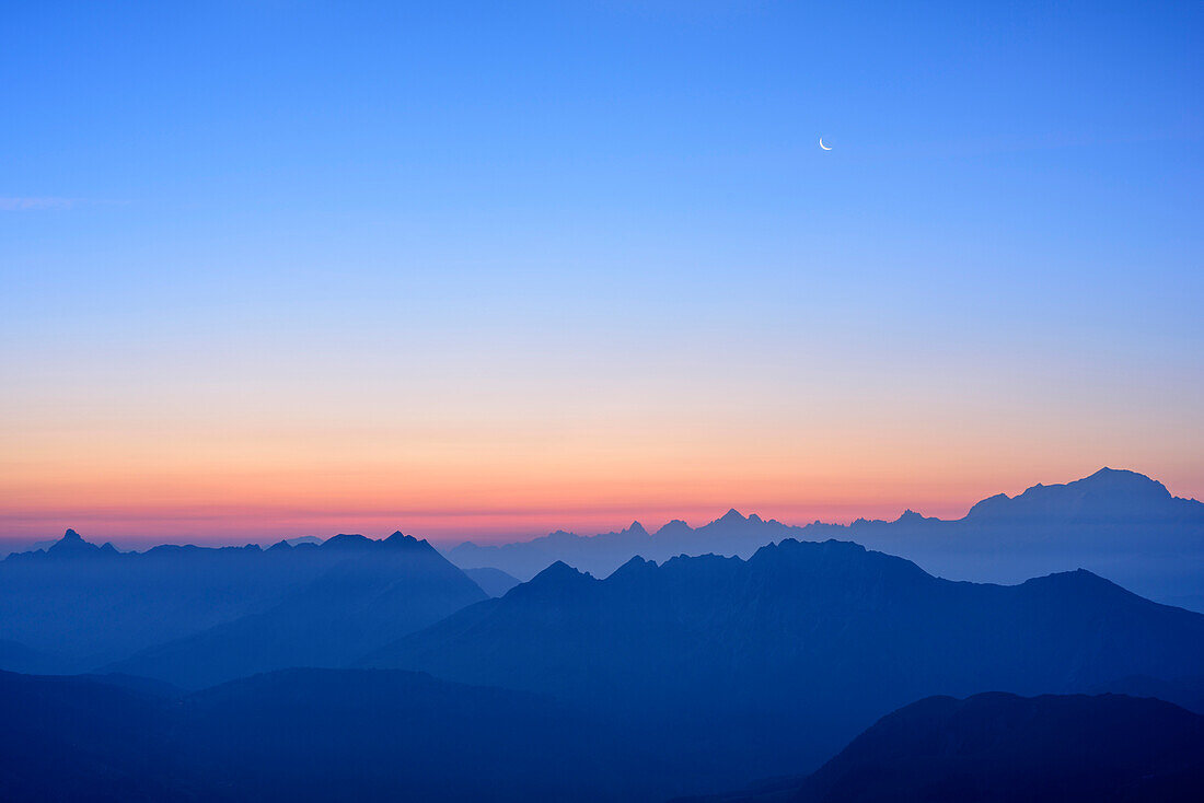 Morgenstimmung über Mont Blanc-Gruppe mit Pointe Percee, Aiguille Verte und Mont Blanc, von La Tournette, Hochsavoyen, Frankreich