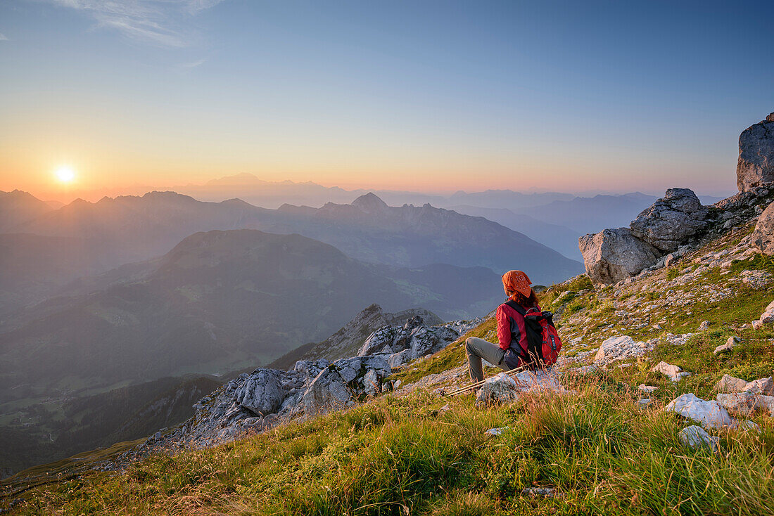 Frau beim Wandern blickt auf Sonnenaufgang über Mont Blanc-Gruppe, La Tournette, Hochsavoyen, Frankreich