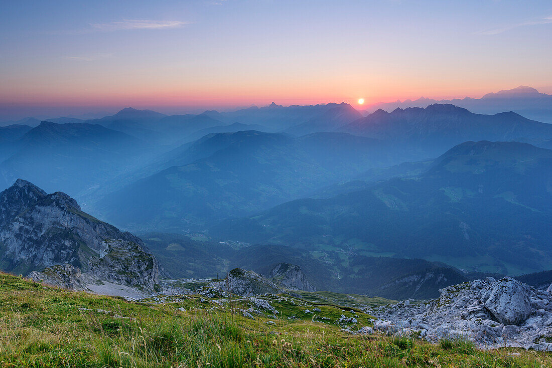 Sonnenaufgang über Mont Blanc-Gruppe mit Pointe Percee, Aiguille Verte und Mont Blanc, von La Tournette, Hochsavoyen, Frankreich