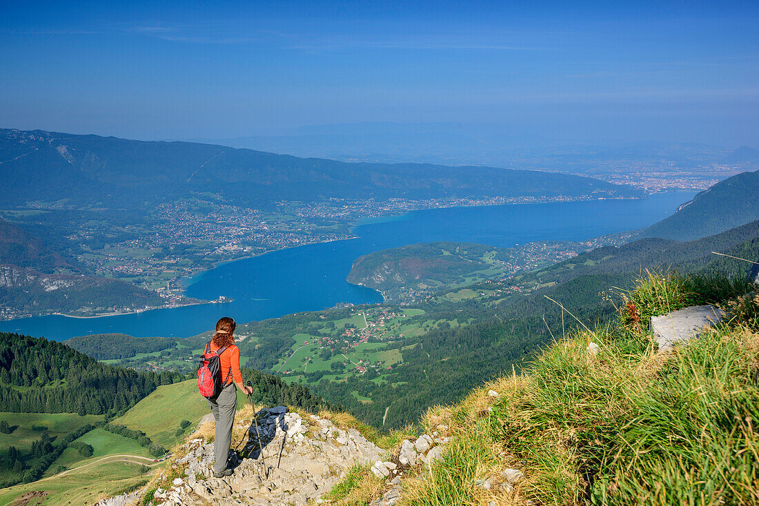 Frau beim Wandern blickt auf Lac d'Annecy, La Tournette, Hochsavoyen, Frankreich