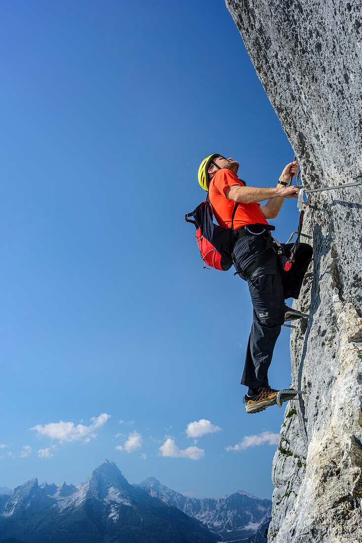 Mann begeht Klettersteig, Watzmann im Hintergrund, Hochthronklettersteig, Untersberg, Berchtesgadener Hochthron, Berchtesgadener Alpen, Oberbayern, Bayern, Deutschland