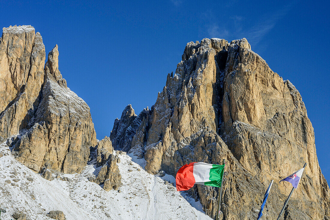 Italienische Flagge vor Fünffingerspitze und Langkofel, Langkofelgruppe, Dolomiten, UNESCO Weltnaturerbe Dolomiten, Trentino, Italien