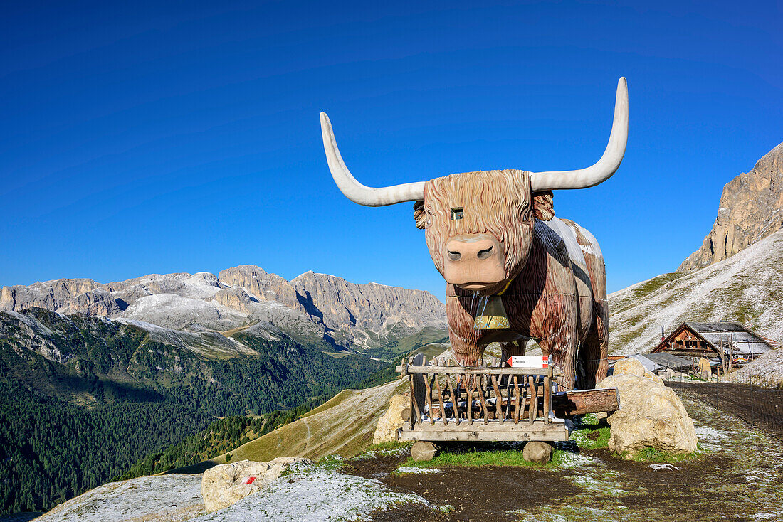 Sculpture of Scottish Highland Cattle with Rosengarten range in background, Friedrich-August-hut,  Friedrich-August-Weg, Langkofel group, Dolomites, UNESCO World Heritage Dolomites, Trentino, Italy