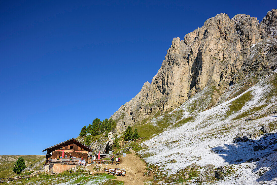 Hut Rifugio Sandro Pertini with Plattkofel, Friedrich-August-Weg, Langkofel group, Dolomites, UNESCO World Heritage Dolomites, Trentino, Italy