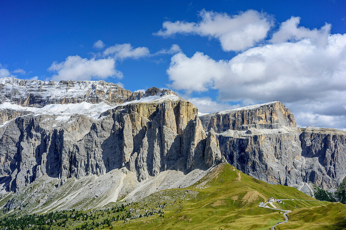 Blick auf Sellajoch mit Sellastock und Pordoispitze, Dolomiten, UNESCO Weltnaturerbe Dolomiten, Trentino, Italien