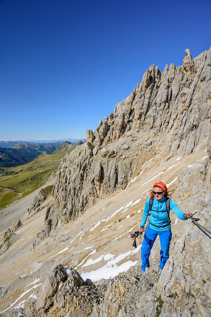 Frau beim Wandern steigt auf versichertem Steig zu Cima dell'Uomo auf, Cima dell'Uomo, Marmolada, Dolomiten, UNESCO Weltnaturerbe Dolomiten, Trentino, Italien