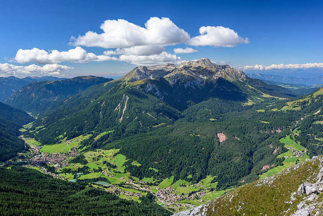 Blick auf Fassatal, Latemargruppe und Karerpass, Vallacciagruppe, Marmolada, Dolomiten, UNESCO Weltnaturerbe Dolomiten, Trentino, Italien