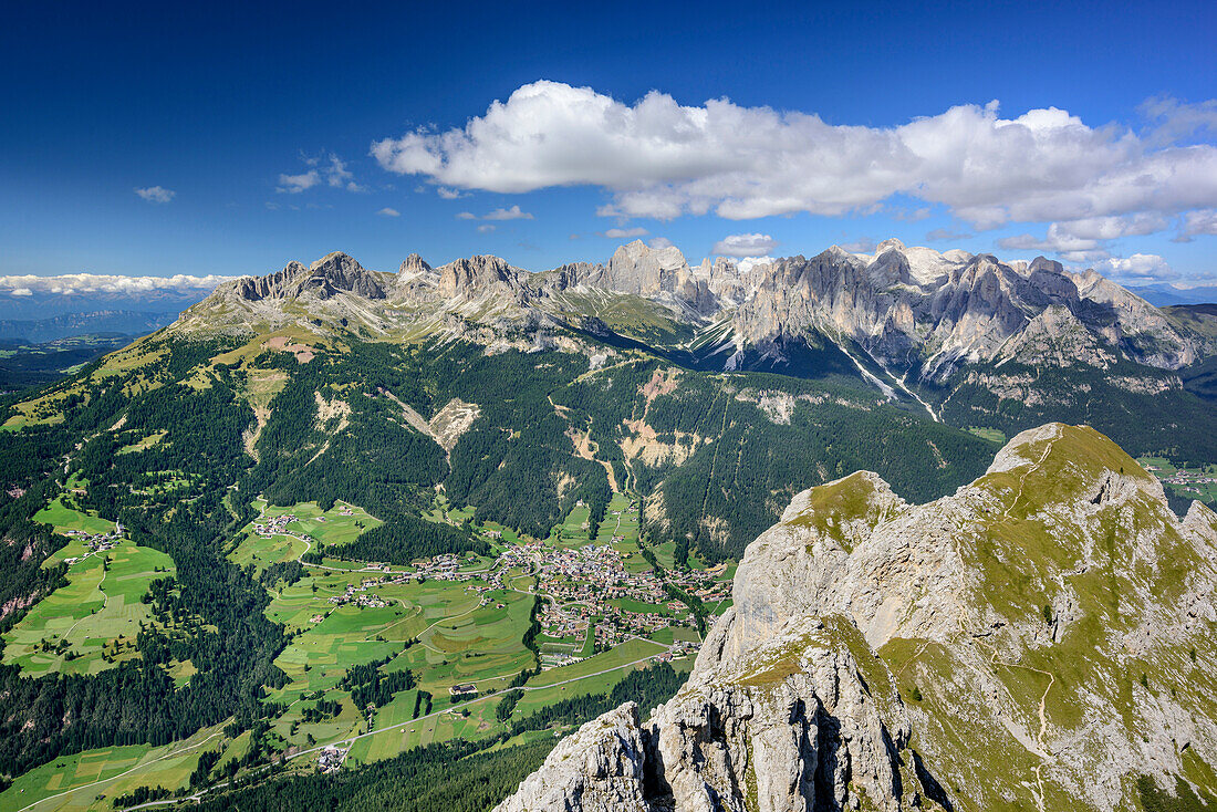 Blick auf Fassatal und Rosengartengruppe mit Sas Aut im Vordergrund, Vallacciagruppe, Marmolada, Dolomiten, UNESCO Weltnaturerbe Dolomiten, Trentino, Italien