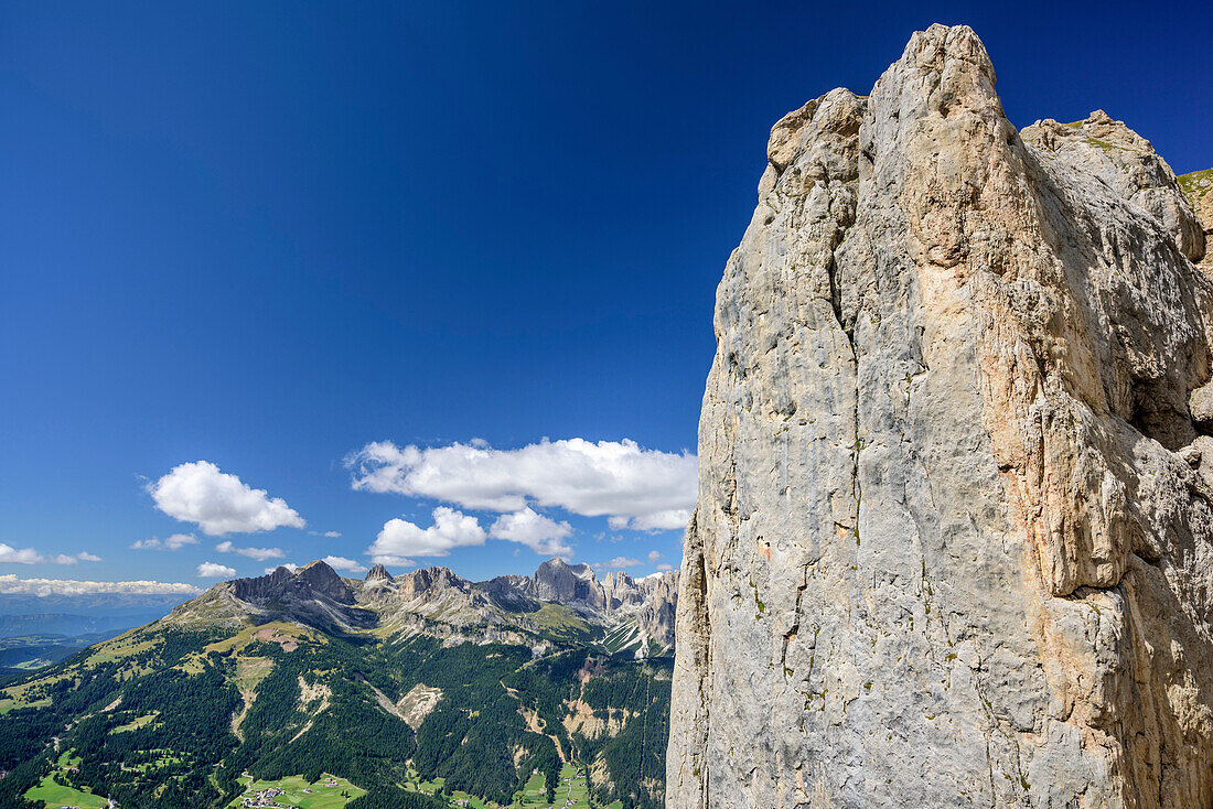 Felsturm am Sas Aut mit Rosengartengruppe im Hintergrund, Sas Aut, Vallacciagruppe, Marmolada, Dolomiten, UNESCO Weltnaturerbe Dolomiten, Trentino, Italien