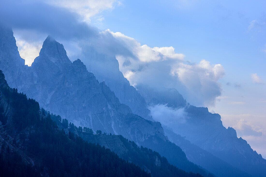 Wolkenstimmung an Cusiglio, Cima di Ball und Sass Maor, Pala, Dolomiten, UNESCO Weltnaturerbe Dolomiten, Trentino, Italien