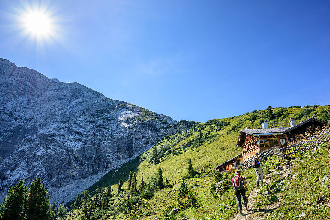 Zwei Wanderer gehen auf Alm am Schachen zu, Schachen, Wetterstein, Werdenfelser Land, Oberbayern, Bayern, Deutschland