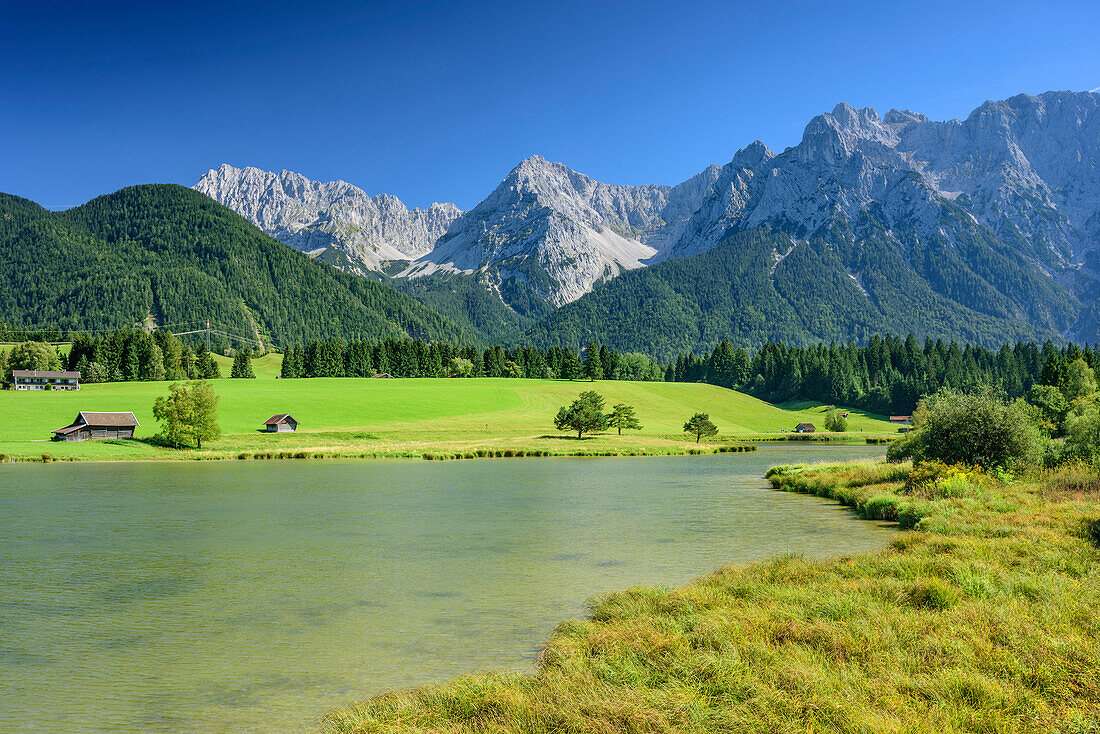 Schmalensee vor Karwendel mit Wörner, Tiefkarspitze, Karwendelköpfe und Westliche Karwendelspitze, Schmalensee, Werdenfelser Land, Karwendel, Oberbayern, Bayern, Deutschland