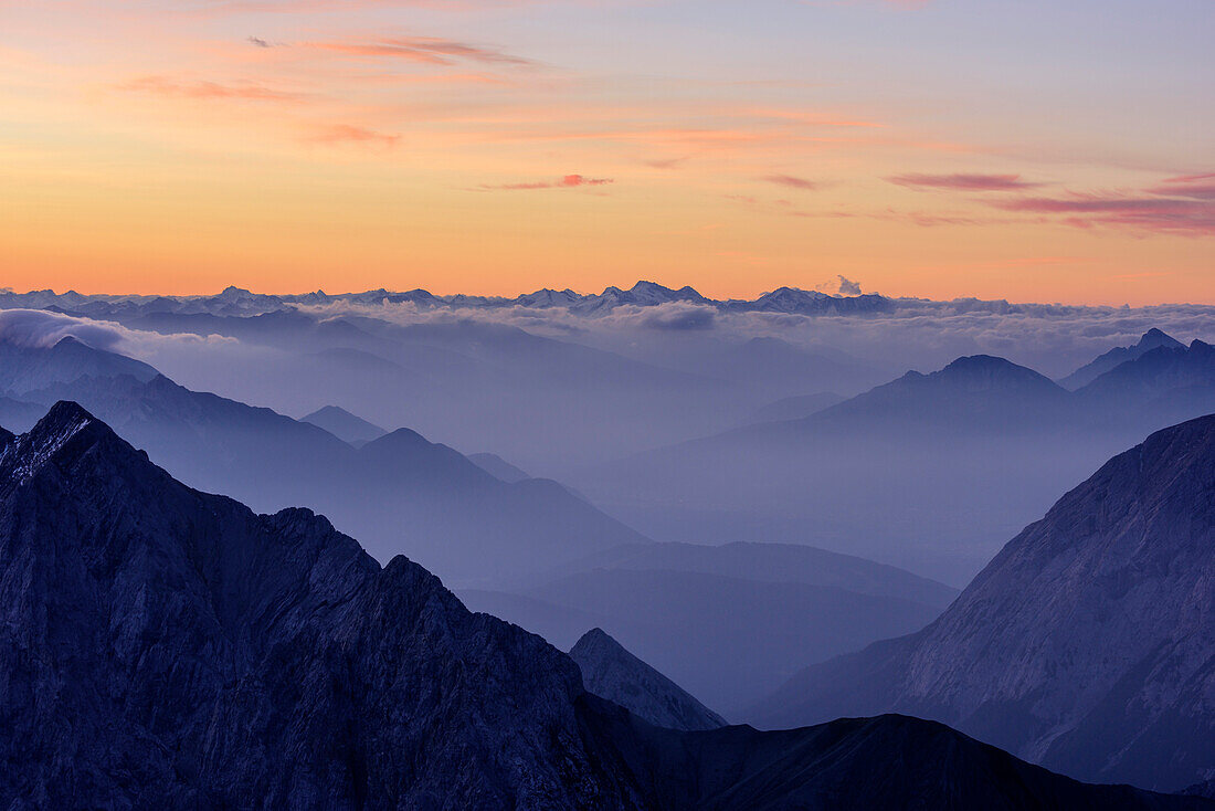 Morgenstimmung über Zillertaler Alpen mit Großer Löffler, Olperer und Hochfeiler, von der Zugspitze, Wetterstein, Oberbayern, Bayern, Deutschland