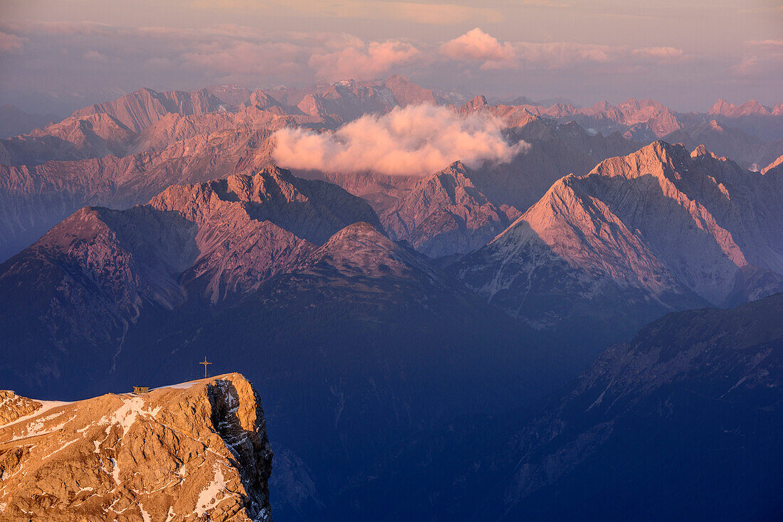 Schneefernerkopf im Morgenlicht und Lechtaler Alpen und Verwall im Hintergrund, von der Zugspitze, Wetterstein, Oberbayern, Bayern, Deutschland