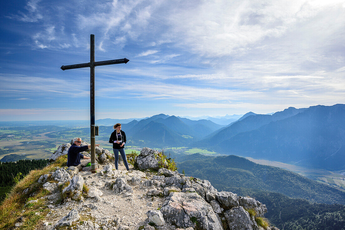 Zwei Personen beim Wandern am Ettaler Manndl, Estergebirge im Hintergrund, Ettaler Manndl, Ammergauer Alpen, Oberbayern, Bayern, Deutschland