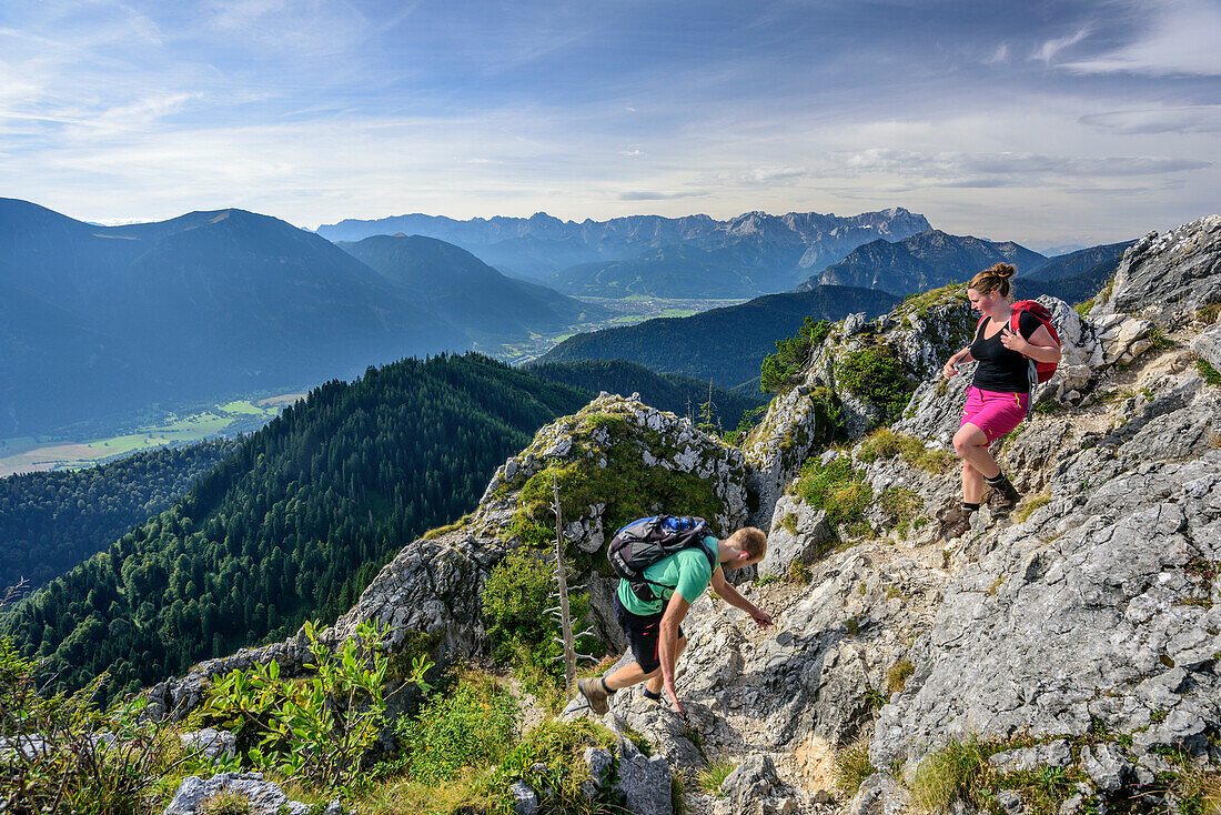 Zwei Personen beim Wandern am Ettaler Manndl, Zugspitze im Hintergrund, Ettaler Manndl, Ammergauer Alpen, Oberbayern, Bayern, Deutschland