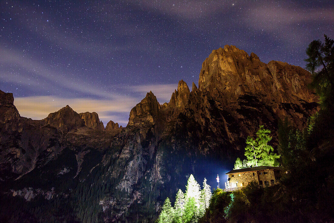 Rifugio Treviso vor Cima dei Lastei bei Sternenhimmel, Val Canali, Pala, Dolomiten, UNESCO Weltnaturerbe Dolomiten, Trentino, Italien