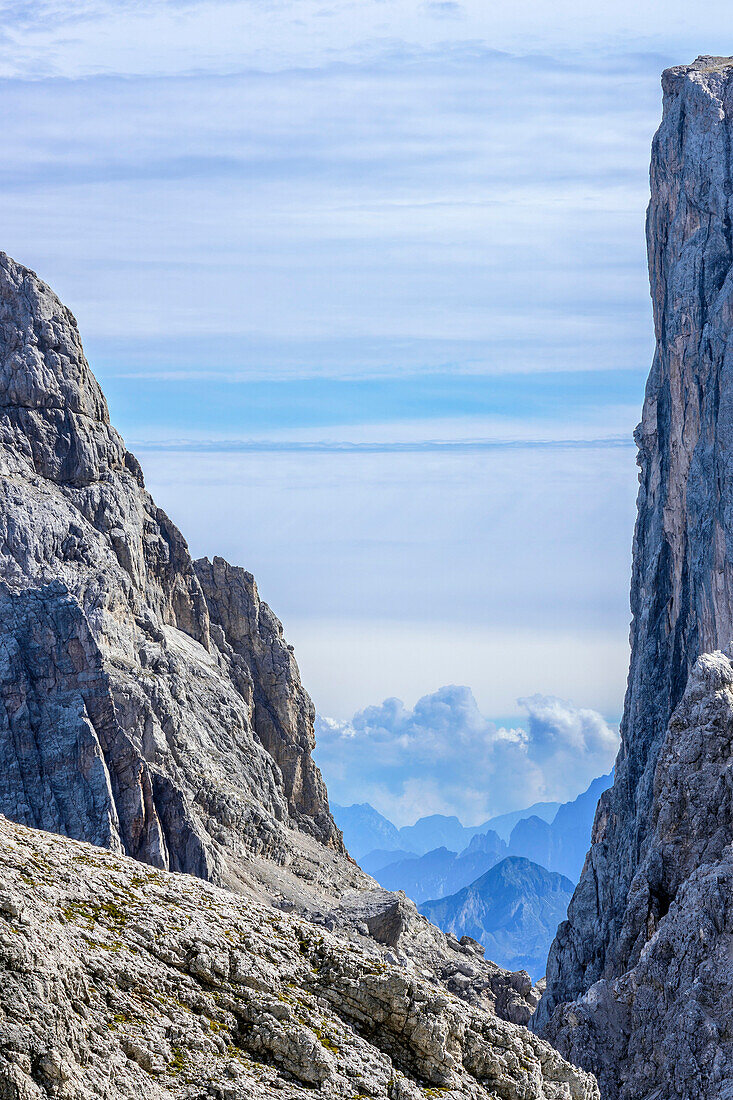 Enger Felseinschnitt mit Bergen im Hintergrund, Val Canali, Pala, Dolomiten, UNESCO Weltnaturerbe Dolomiten, Trentino, Italien