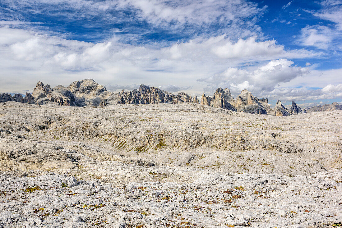 Hochfläche der Pala mit Cimon della Pala, Cima della Vezzana, Cima dei Bureloni und Cima del Focobon im Hintergrund, Pala, Dolomiten, UNESCO Weltnaturerbe Dolomiten, Trentino, Italien