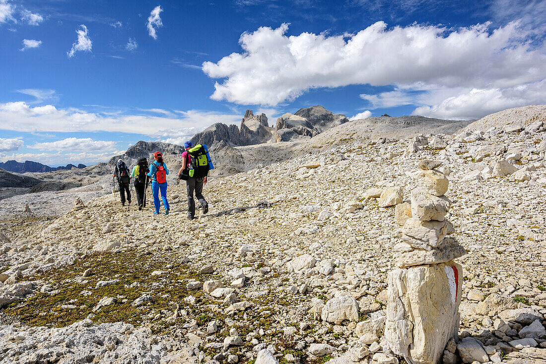 Mehrere Personen wandern auf Hochfläche der Pala, Pala, Dolomiten, UNESCO Weltnaturerbe Dolomiten, Trentino, Italien