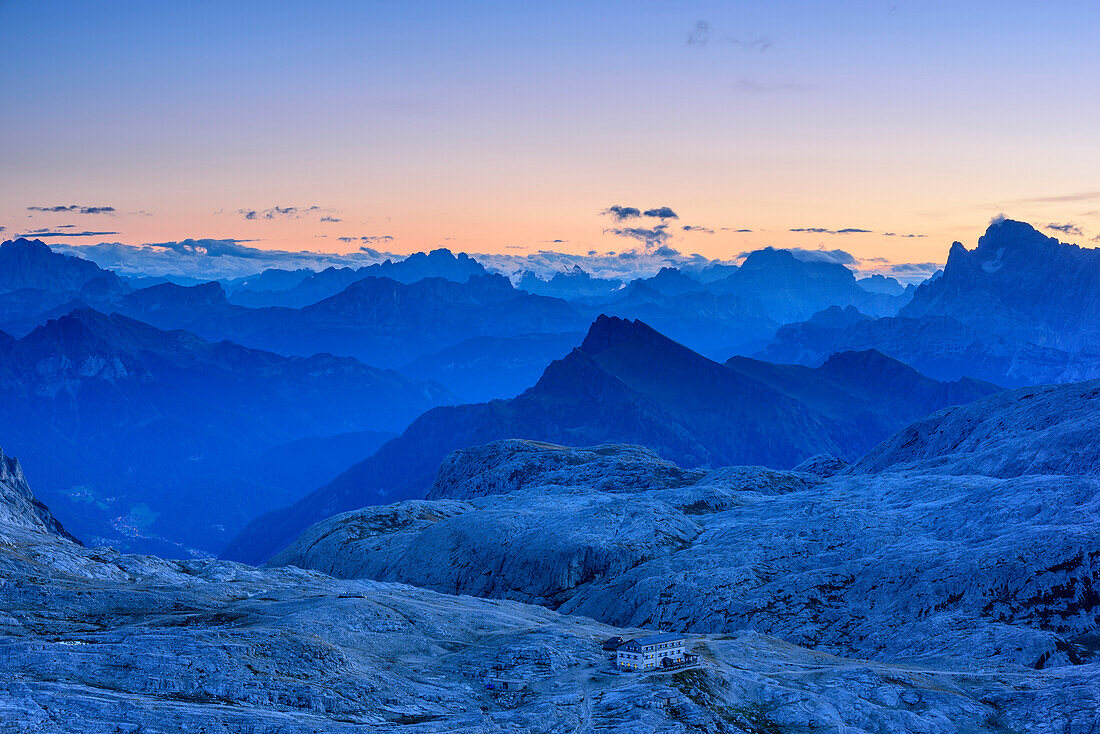 Morgenstimmung mit Blick auf Tofanen, Averau, Nuvolau, Cristallogruppe, Sorapiss und Civetta, Rifugio Rosetta im Vordergrund, Pala, Dolomiten, UNESCO Weltnaturerbe Dolomiten, Trentino, Italien