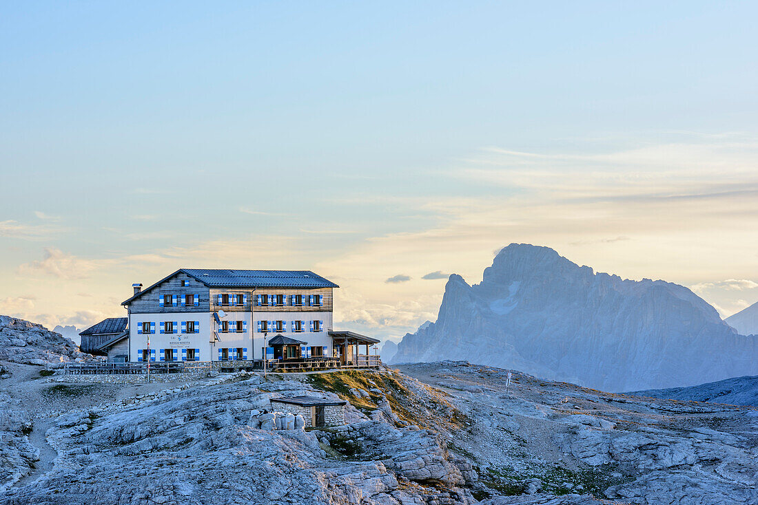 Rifugio Rosetta mit Civetta, Rifugio Rosetta, Pala, Dolomiten, UNESCO Weltnaturerbe Dolomiten, Trentino, Italien