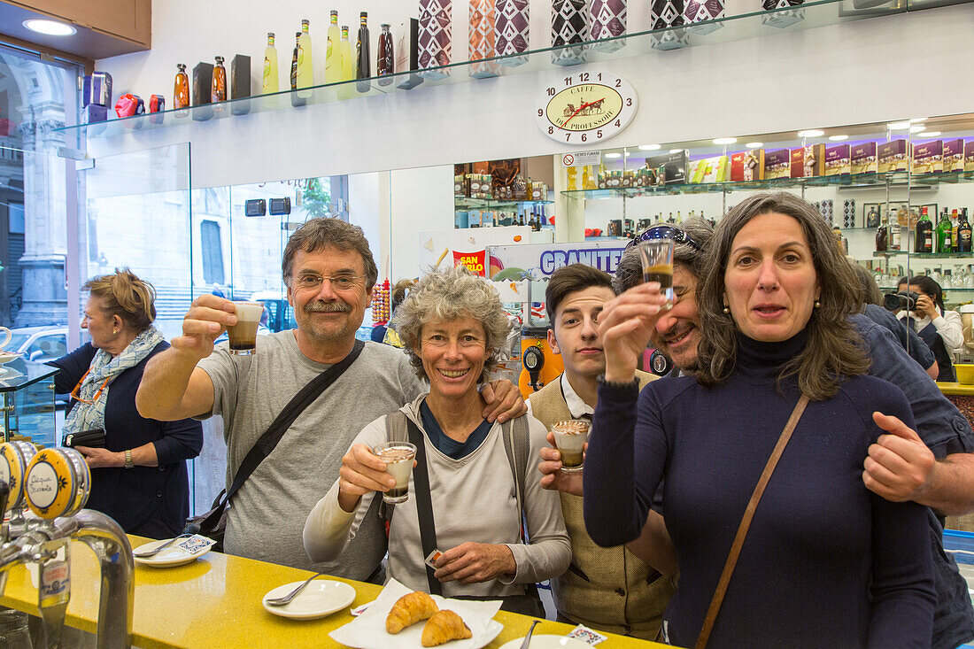 Urlauber, Touristen, Reihe Espressotrinker, Genuss, Espresso, Macchiato, Caffé, Innen, Theke, Bar, Stehkaffee, Kultur, Lifestyle, Stadt, Neapel, Napoli, Italien