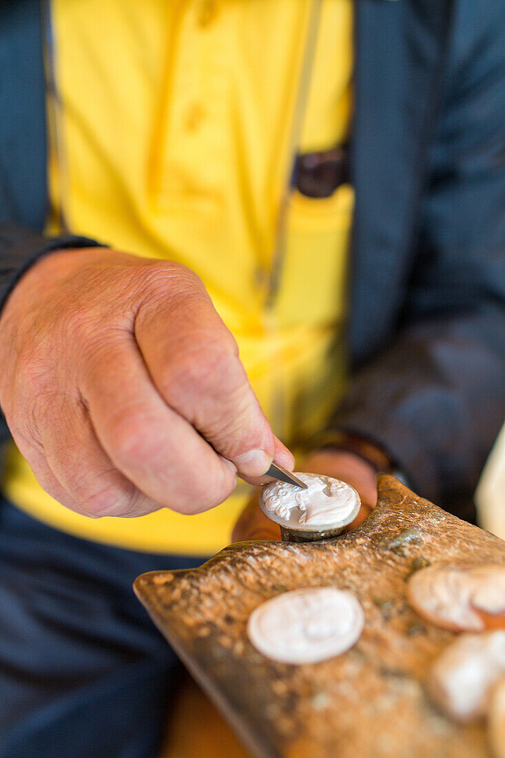 Cameo Factory De Paola, Tradition, Handarbeit, Relief, Muschel, Molluskenschale, Kameo, Gravur, Neapel, Napoli, Italien