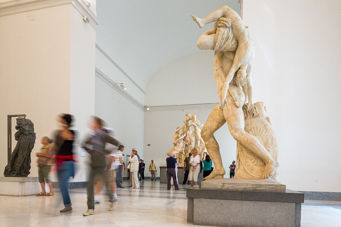 Archäologisches National Musem Neapel, Eroe Greco, Farnesische Stier im Hintergrund, antike Skulpturen, Besucher, Touristen, Führung, Farnese Sammlung, Neapel, Napoli, Italien