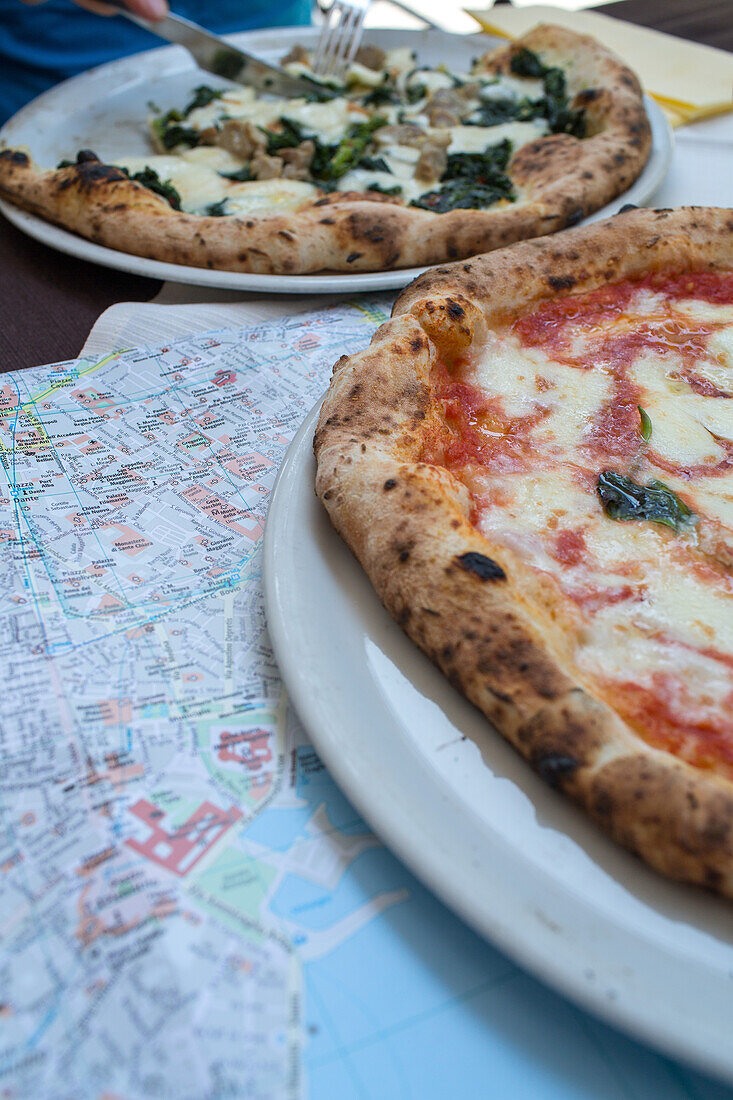 Pizzeria Lombardi, pizzeria storica, Pizza Napoletana, Pizzeria, Essen am Tisch, Restaurant, Belegt, traditionell, handgemacht, Fladenbrot, Holzofen, Feuer, Backen, Kultur, italienische Küche, Lifestyle, Kult, Stadt, Neapel, Italien