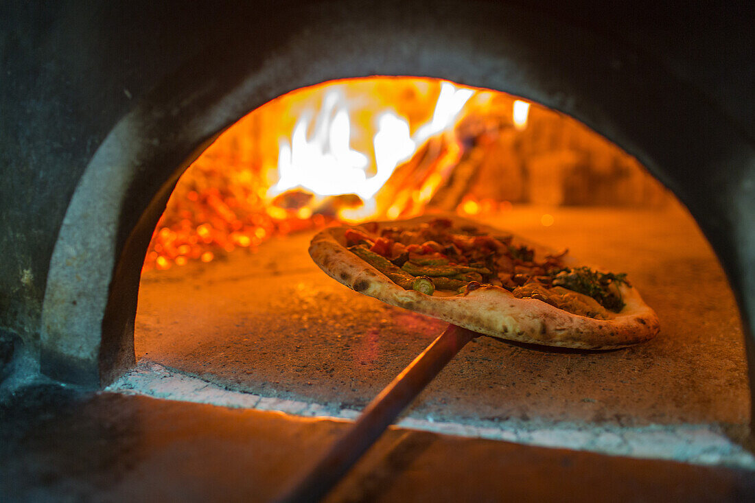 Pizzeria Lombardi, pizzeria storica, Kuppelofen, Steinbackofen, Pizza Napoletana, Pizzeria, Restaurant, Belegt, traditionell, handgemacht, Fladenbrot, Holzofen, Steinofen, Eingang, Feuer, Backen, Ofenschieber, Kultur, italienische Küche, Lifestyle, Kult, 