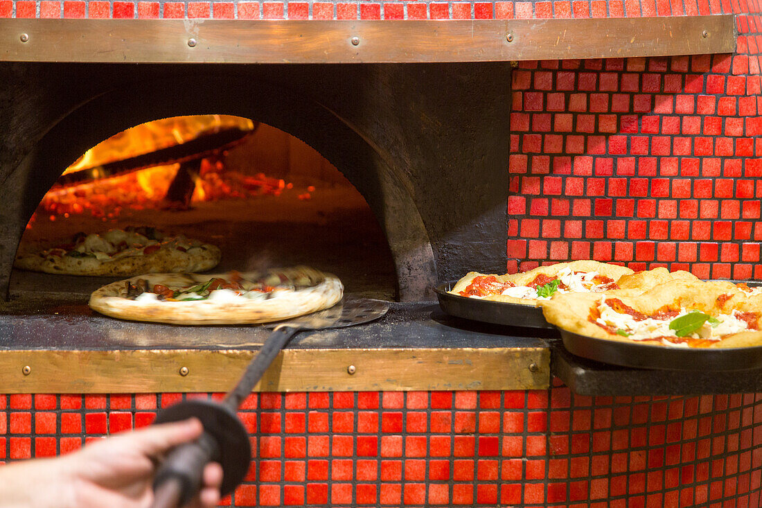 Pizza, Pizzeria Starita, traditional, heat, bake, wood fired oven, red tiles, dough, pastry, popular, fast-food, Italian, restaurant, lifestyle, culture, Italian food, Naples, Italy