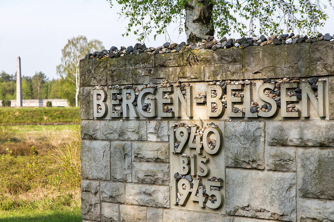 Gedenkstaette Bergen-Belsen, ehemaliges Konzentrationslager, Eingang, Kriegsgefangene, KZ-Haeftlinge, Nationalsozialismus, Lager, Holocaust, Niedersachsen, Deutschland