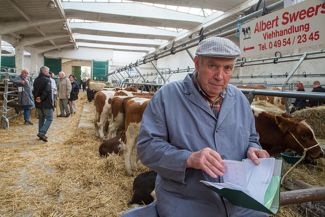 Gallimarket, traditional cattle market, traded with a hand shake, Leer, Lower Saxony, Germany