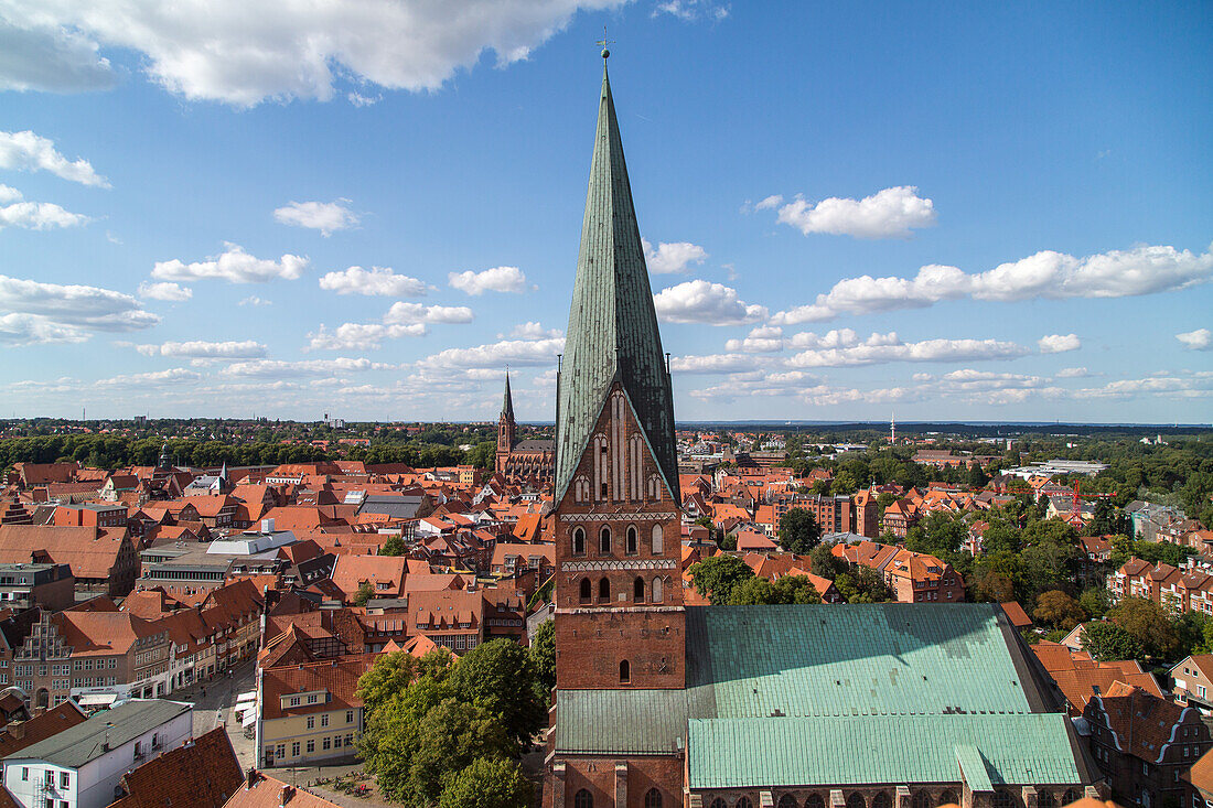 Lueneburg, Panorama ueber die Stadt, St Johannis Kirche, vom Wasserturm, Blick ueber rote Daecher, Aussicht, Niedersachsen, Deutschland