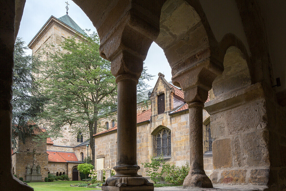 Innenhof, Kreuzgang, Dom St. Peter, Osnabrueck, Niedersachsen, Norddeutschland, Deutschland