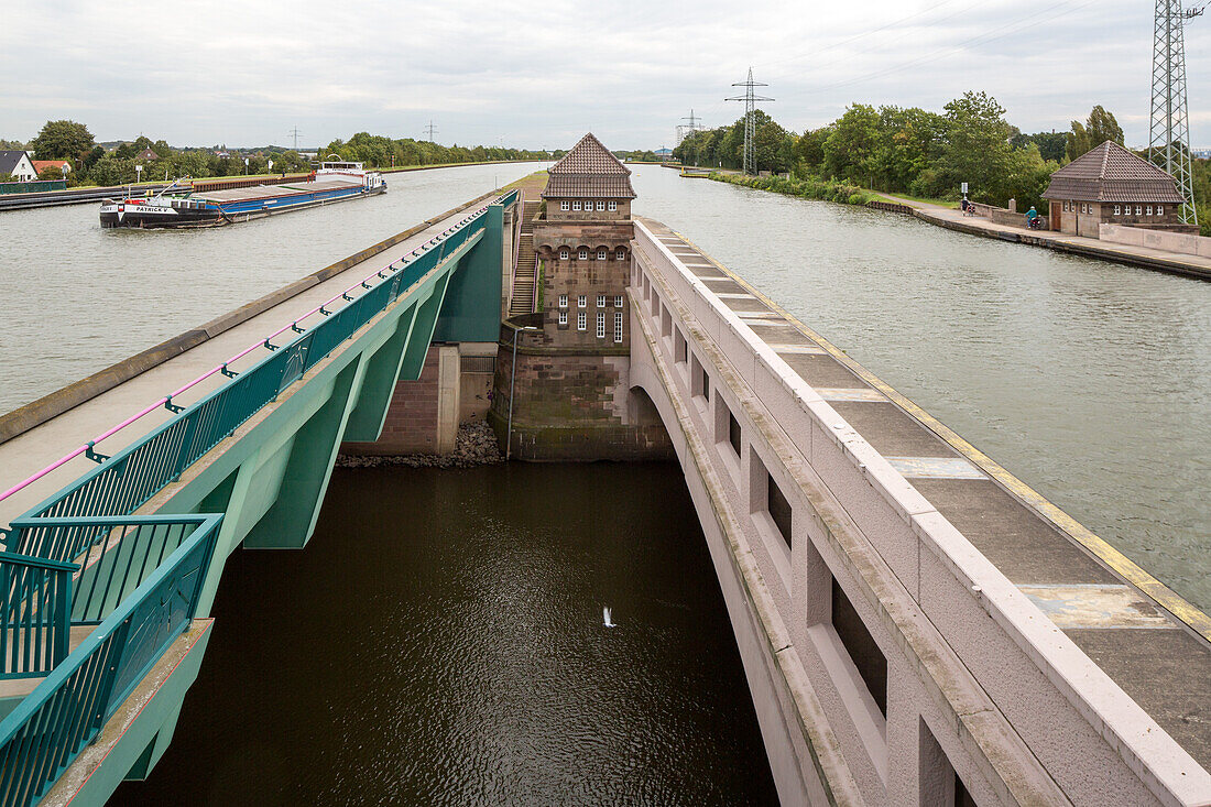 Wasserstrassenkreuz Minden, Kreuzung von zwei Wasserstrassen, Mittellandkanal kreuzt die Weser, Ostwestfalen, Trogbruecke, Nordrhein-Westfalen, Deutschland
