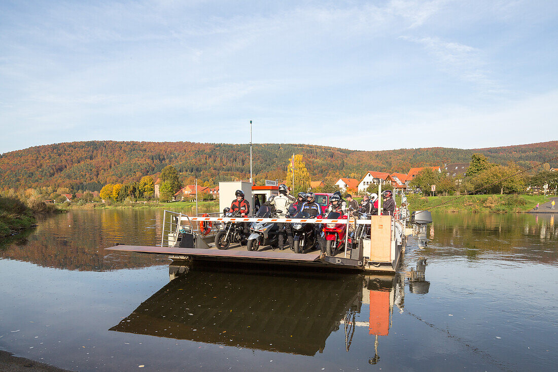 Weser, Weserfaehre, Autofaehre, Fluss, Rollfaehre, Gierseilfaehre, haengt an Stahlseilen, Motorradfahrer, Bikies, Wasserstroemung als Antrieb, nur mit dem Strom der Weser, bei Hemeln, Niedersachsen, Deutschland