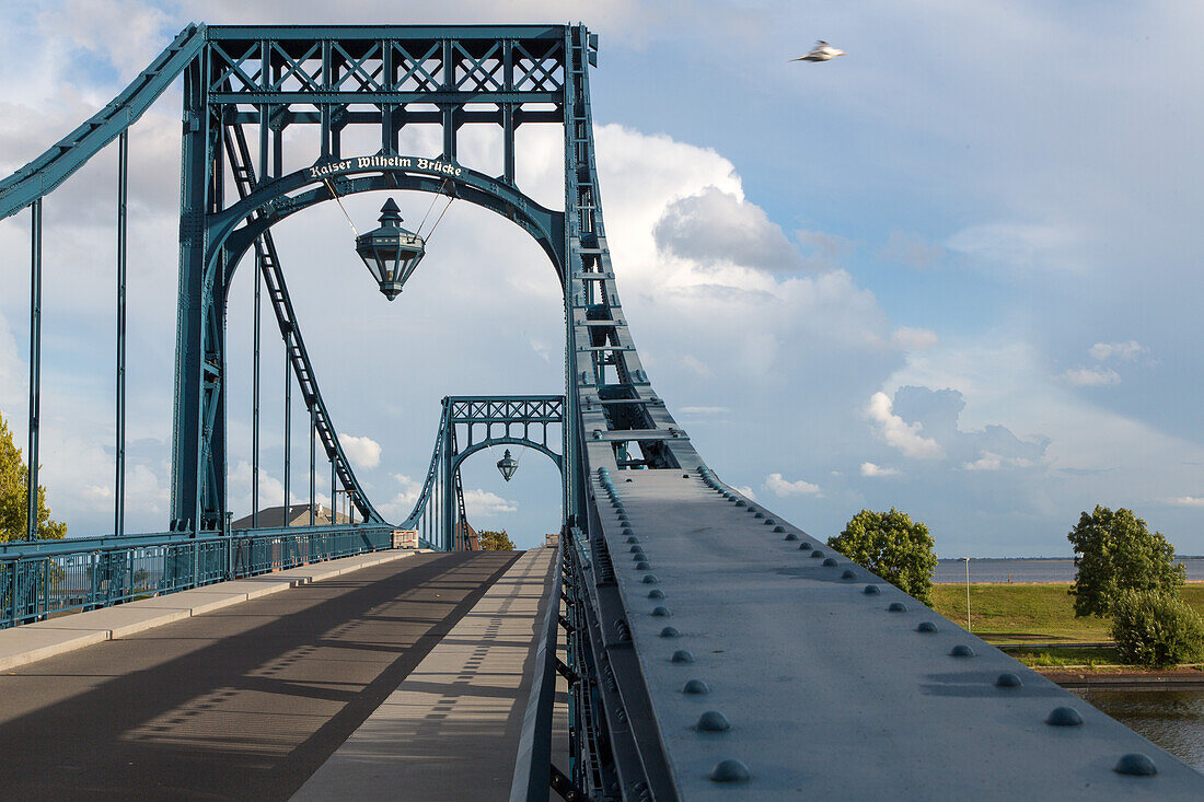 Kaiser-Wilhelm-Bruecke, Wahrzeichen, Drehbare Stahlbruecke, zweifluegelige Drehbruecke, Stahlfachwerk, Technisches Denkmal, Wilhelmshaven, Niedersachsen, Deutschland