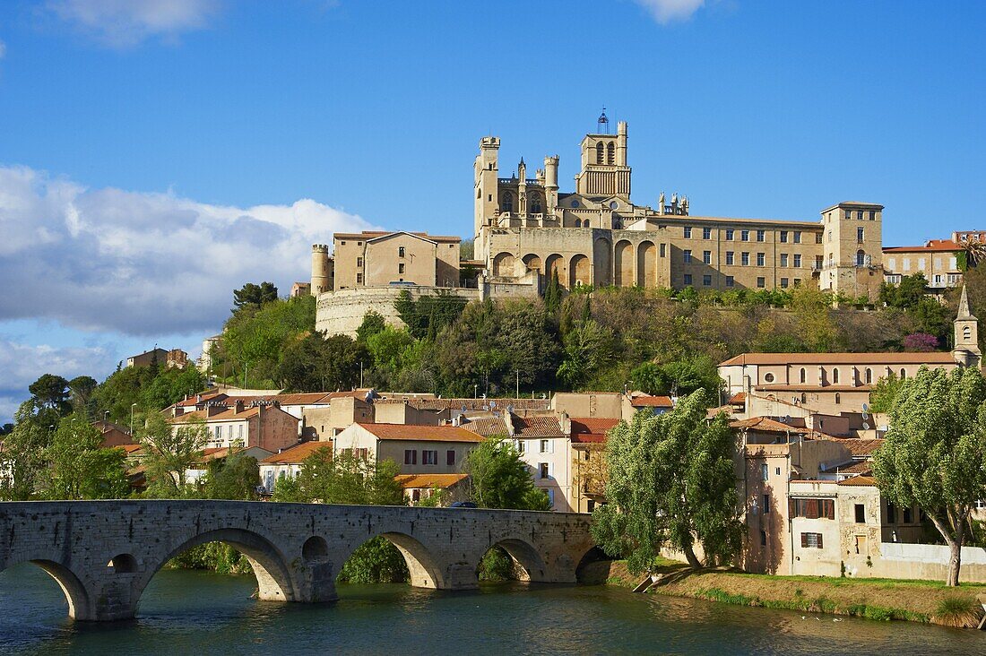 Cathedral Saint-Nazaire and Pont Vieux (Old Bridge) over the River Orb, Beziers, Herault, Languedoc, France, Europe