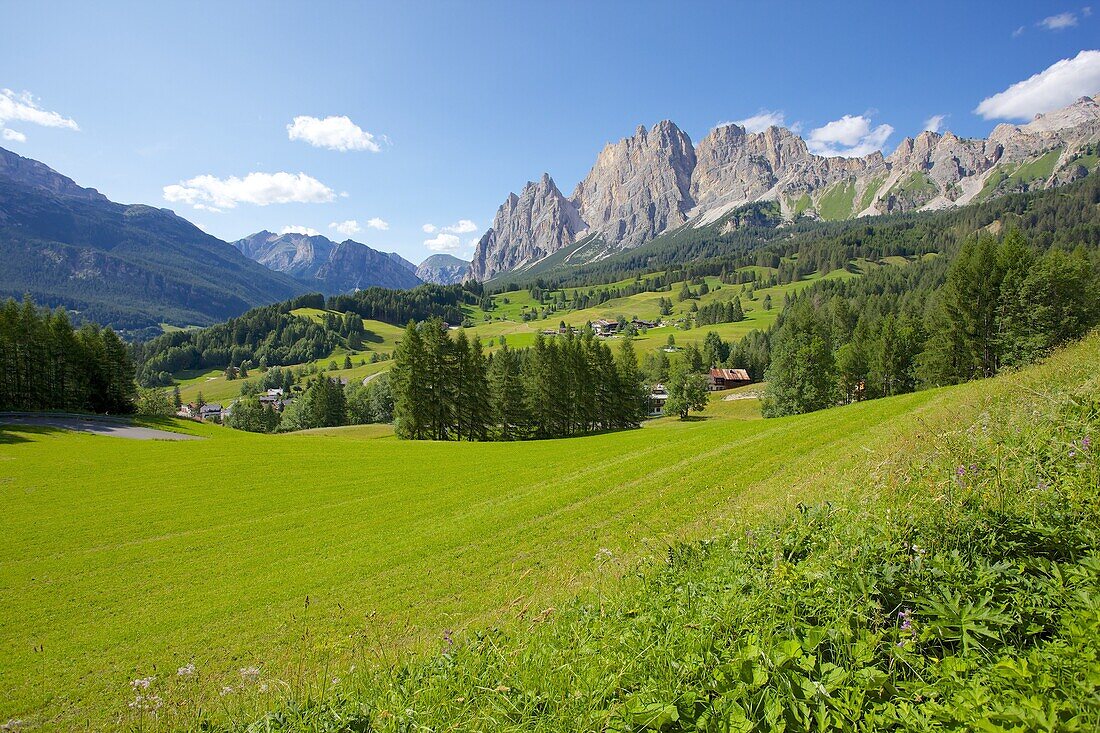 View of mountains near Cortina d' Ampezzo, Belluno Province, Veneto, Dolomites, Italy, Europe