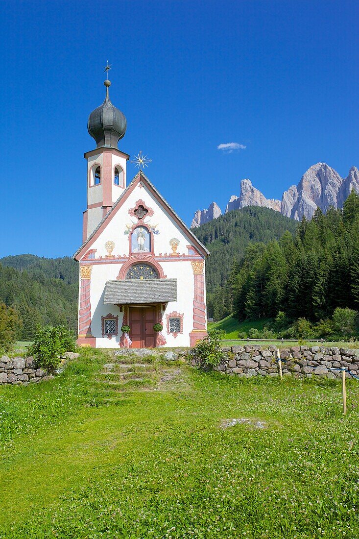 Church, Val di Funes, Bolzano Province, Trentino-Alto Adige/South Tyrol, Italian Dolomites, Italy, Europe
