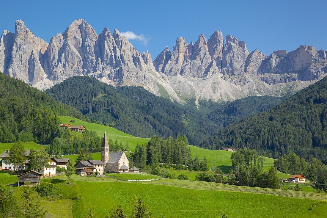 Church, Val di Funes, Bolzano Province, Trentino-Alto Adige/South Tyrol, Italian Dolomites, Italy, Europe