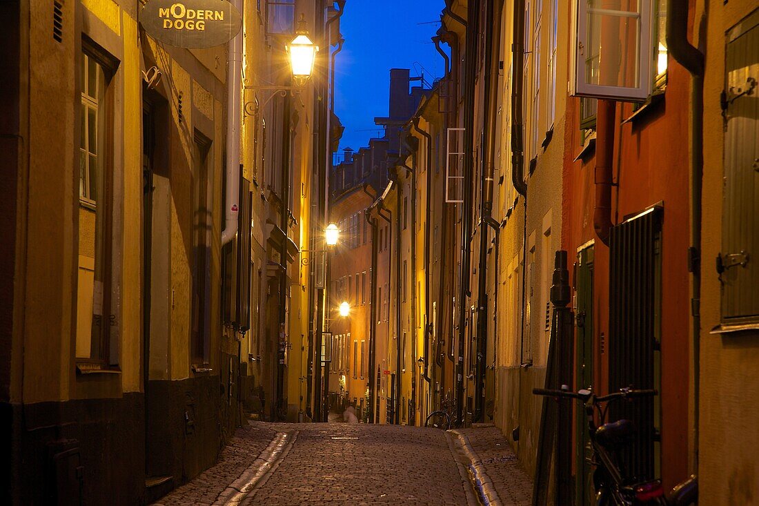 Narrow street at dusk, Gamla Stan, Stockholm, Sweden, Scandinavia, Europe