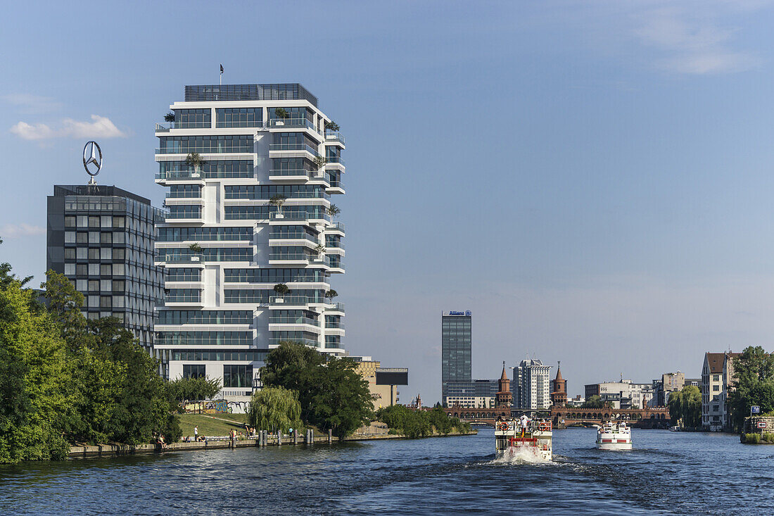 Neue Architektur am Spreeufer, Medi Spree, Mercedes, Living Levels Hochhaus, Luxusimmobilie, Spreedampfer, Oberbaumbruecke, Berlin